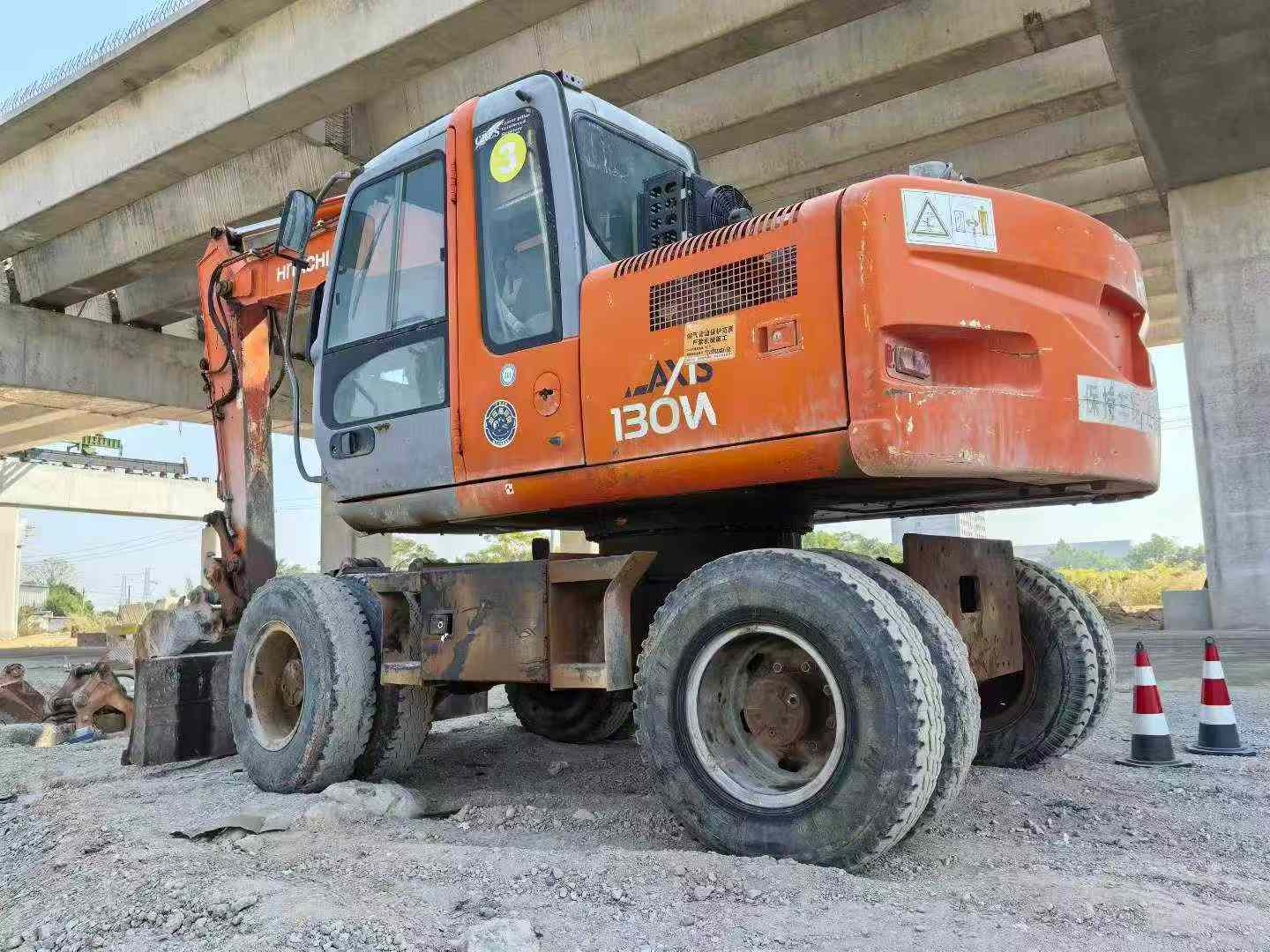 Buy Hitachi EX130H-5 Used Excavator / 2