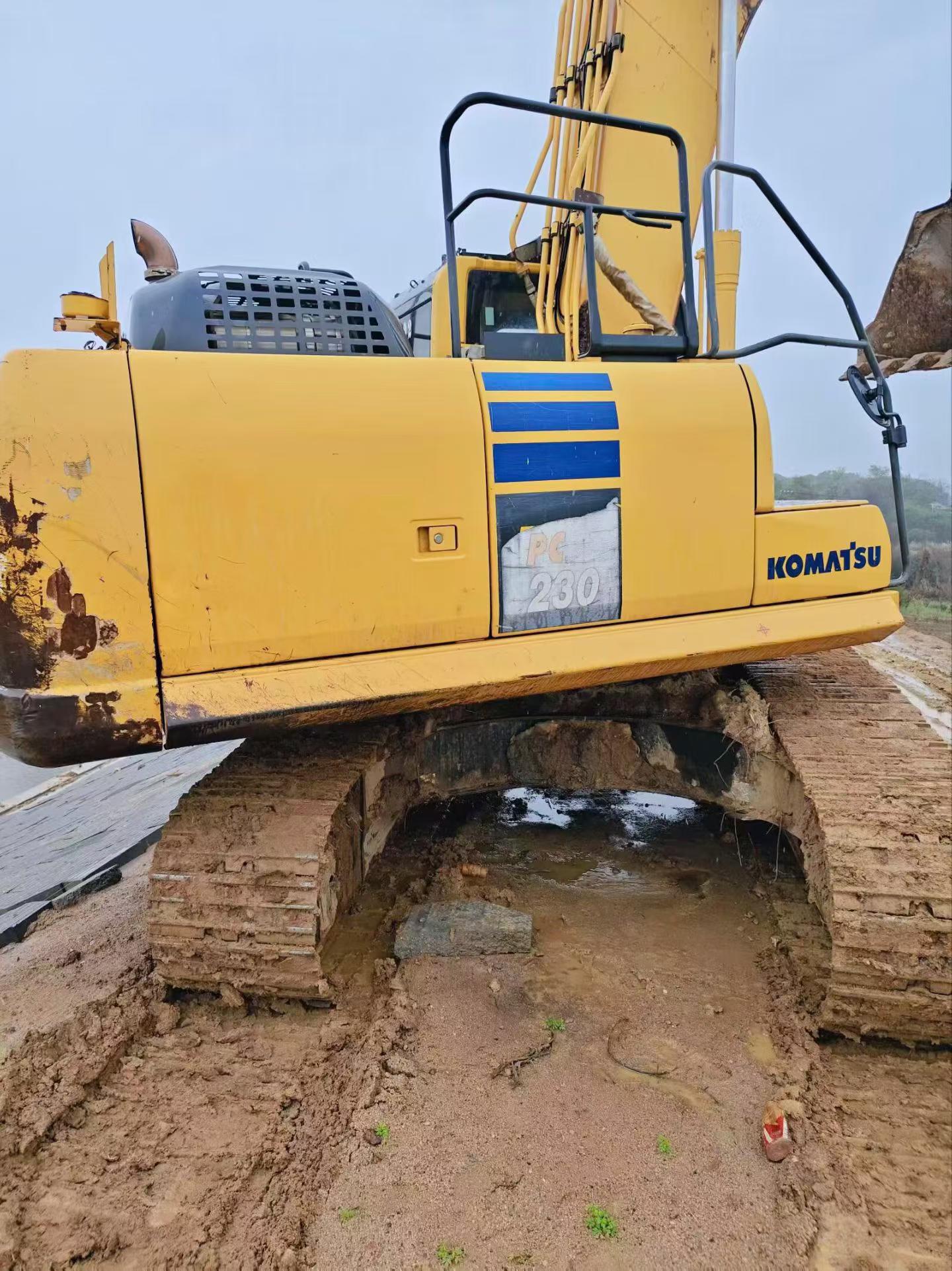 Buy Komatsu PC210-10 Used Excavator / 3