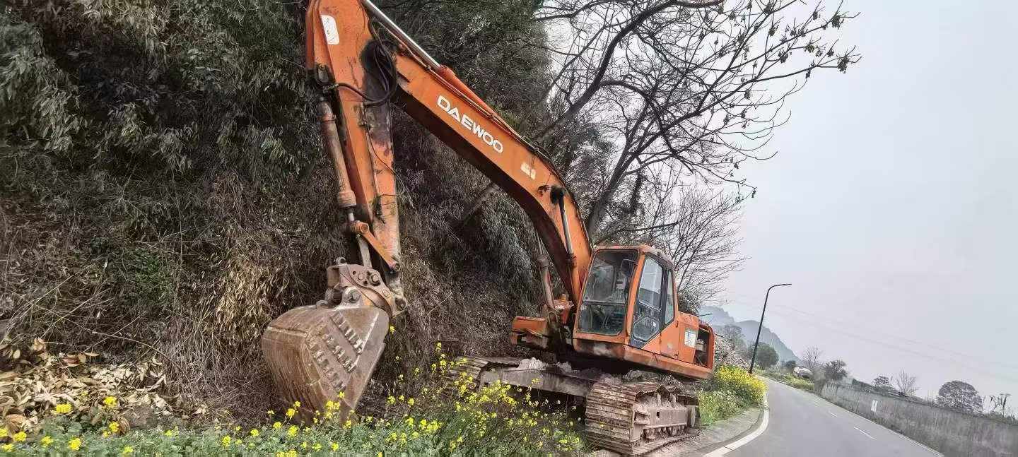 Buy Doosan DH220-7 Used Excavator / 2