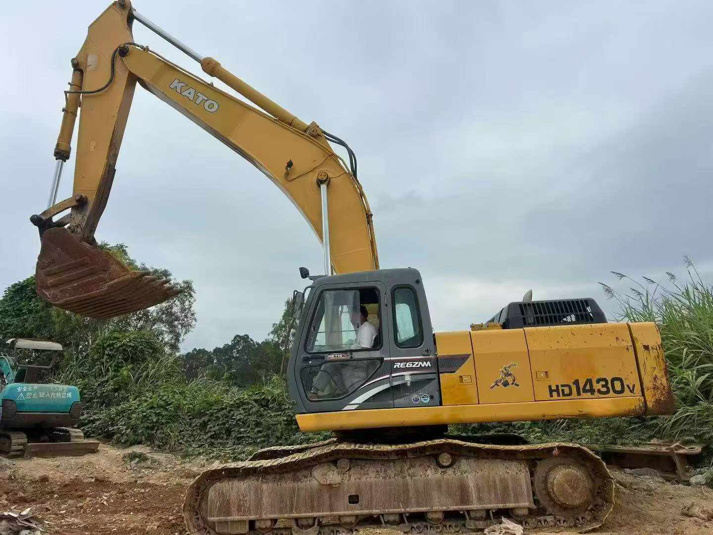 Buy Kato HD1430V Used Excavator / 2