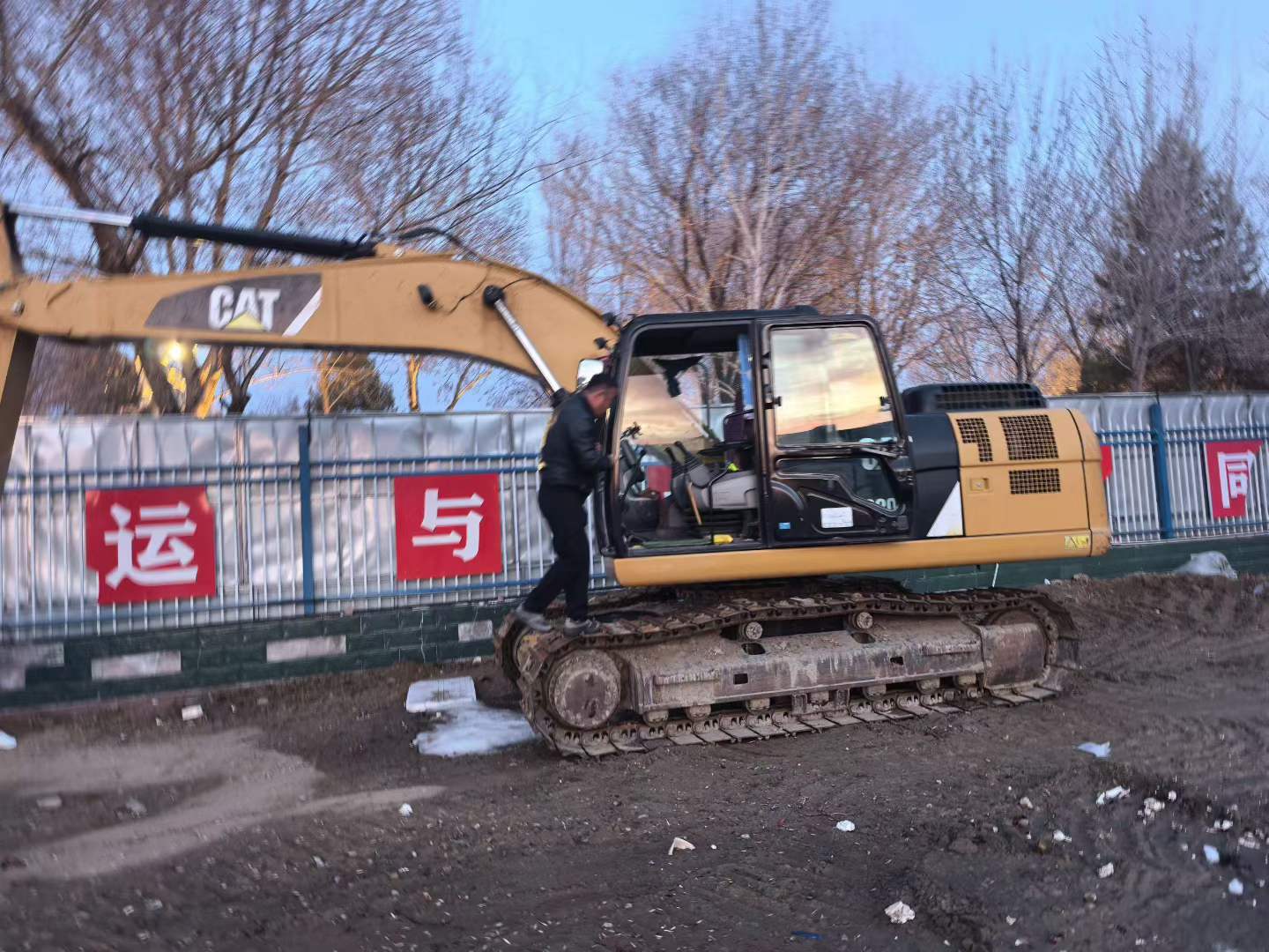 Buy Caterpillar 320D Used Excavator / 8