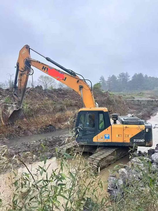 Buy Hyundai R215VS Used Excavator / 1