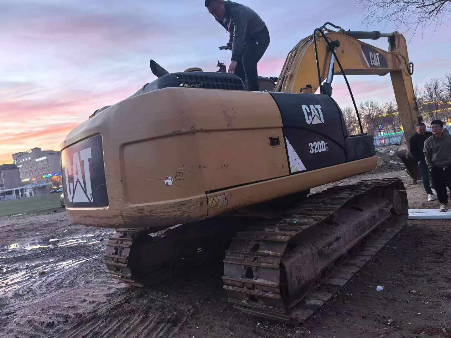 Buy Caterpillar 320D Used Excavator / 5