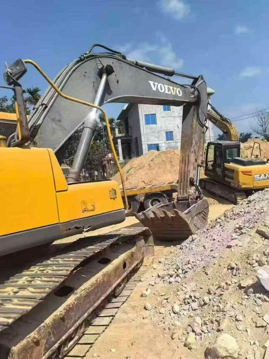 Buy Volvo L250G Used Excavator / 1