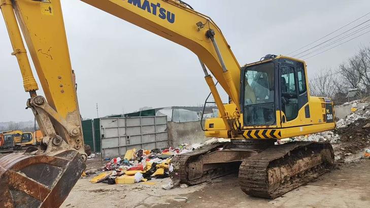 Buy Komatsu PC200-8M0 Used Excavator / 1