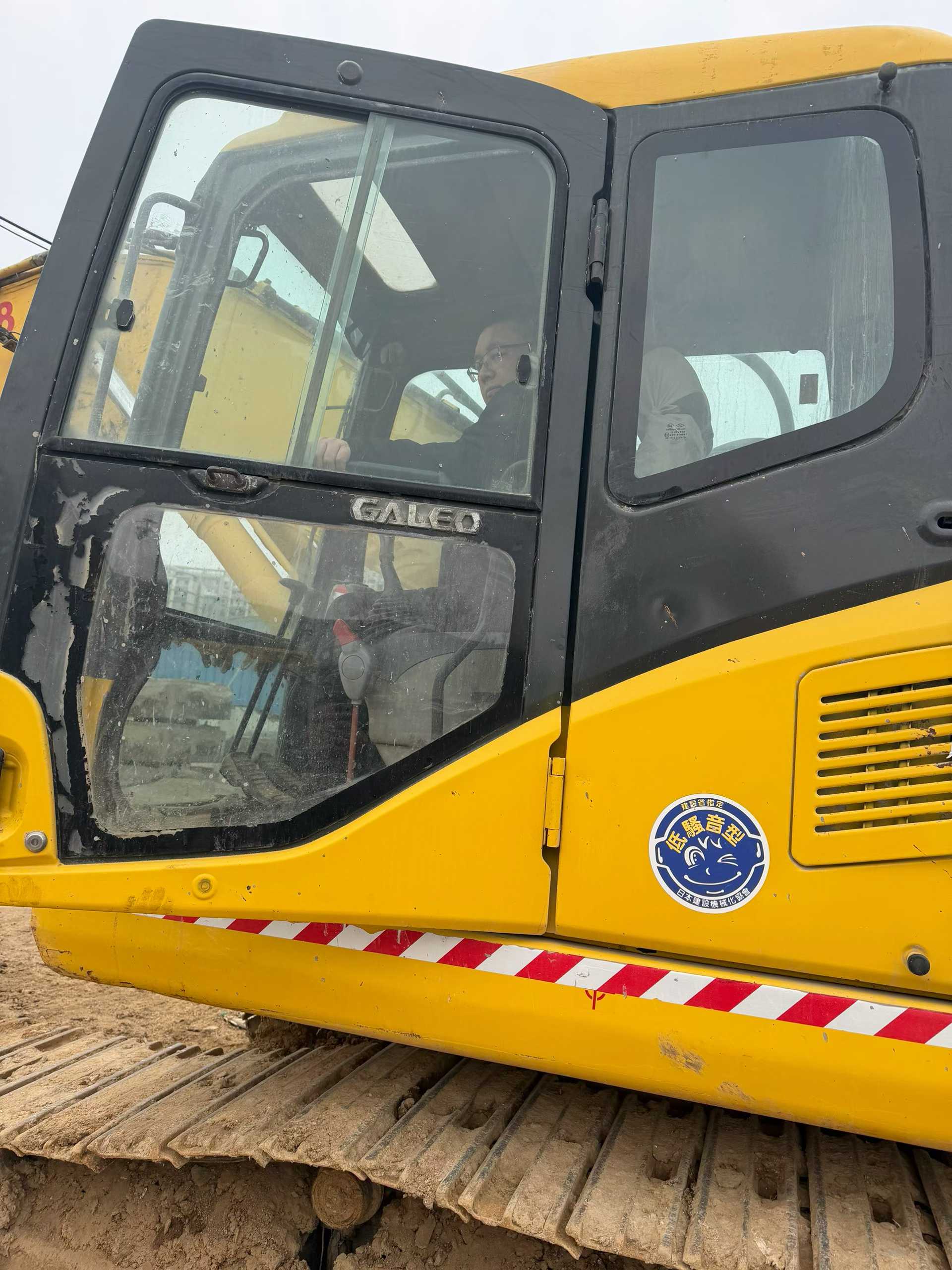 Buy Komatsu PC200-7 Used Excavator / 3