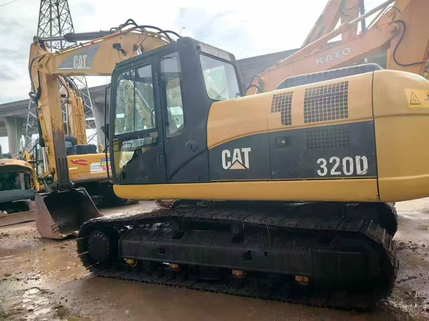 Buy Caterpillar 320D Used Excavator / 8