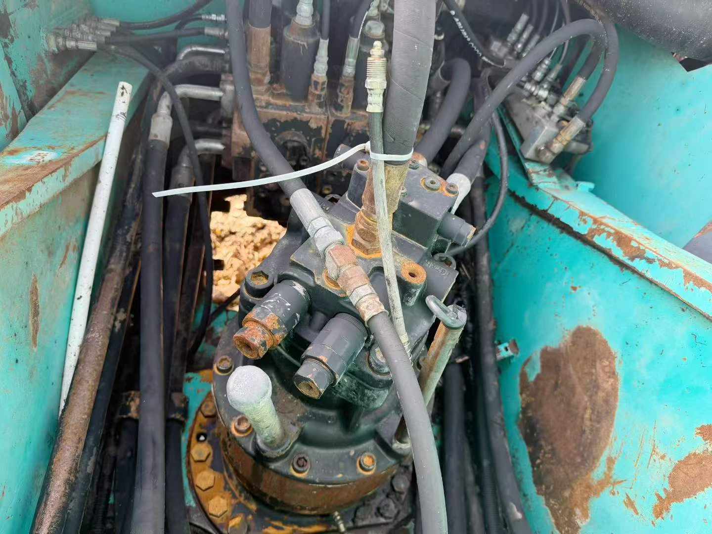 Buy Kobelco SK210 Used Excavator / 6