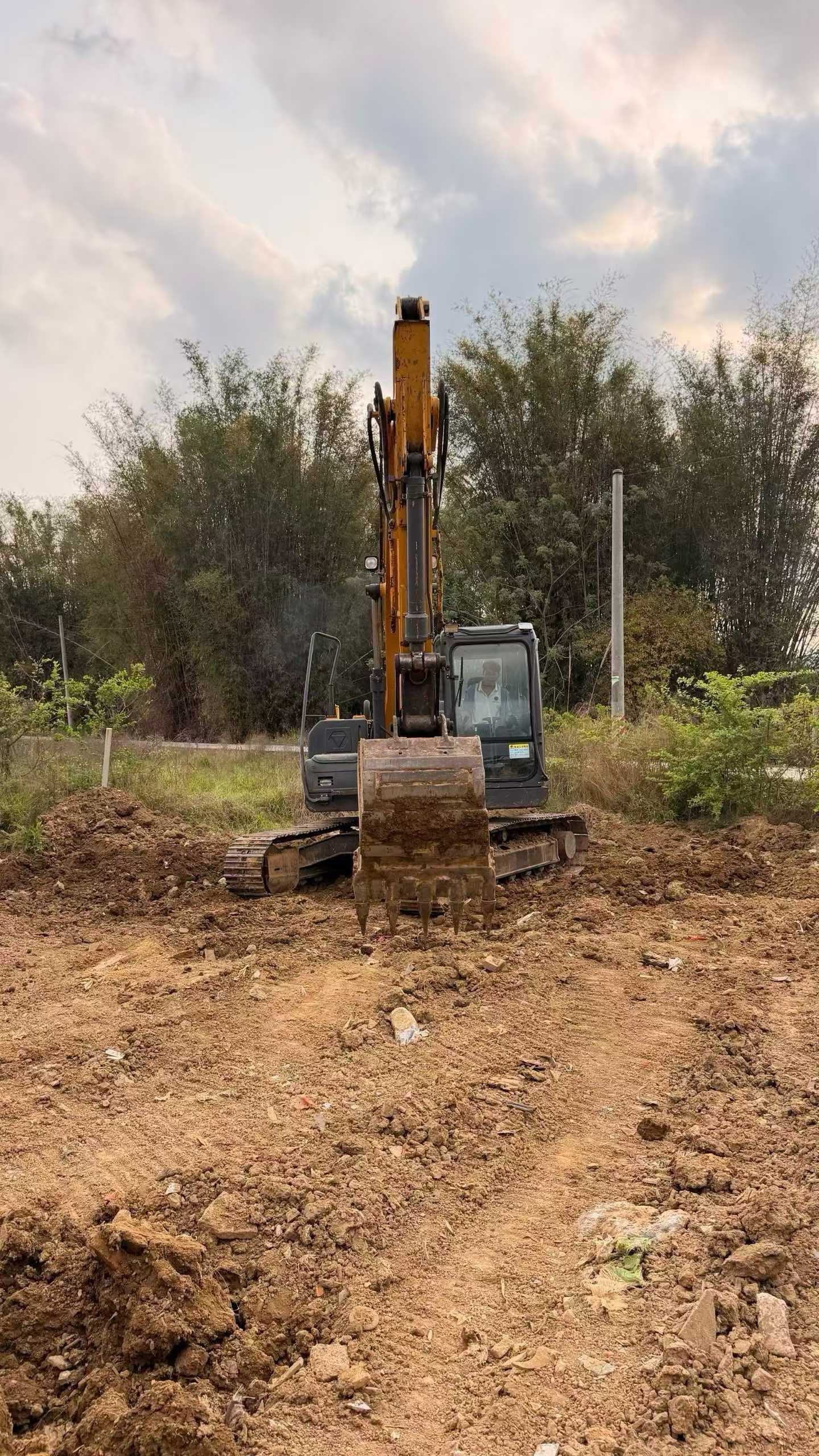 Buy XCMG XE135D Used Excavator / 4