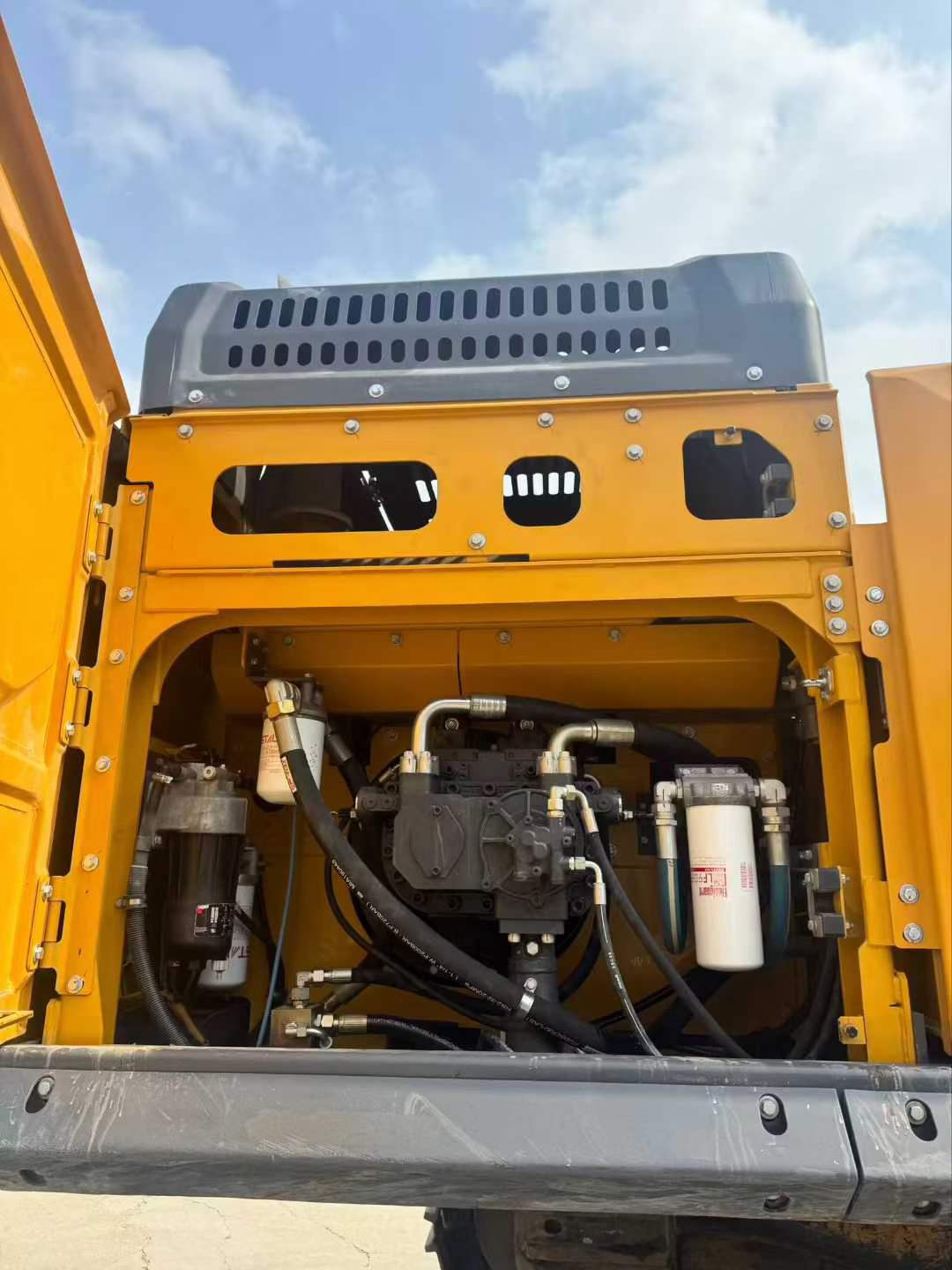 Buy XCMG XE600DK Used Excavator / 9