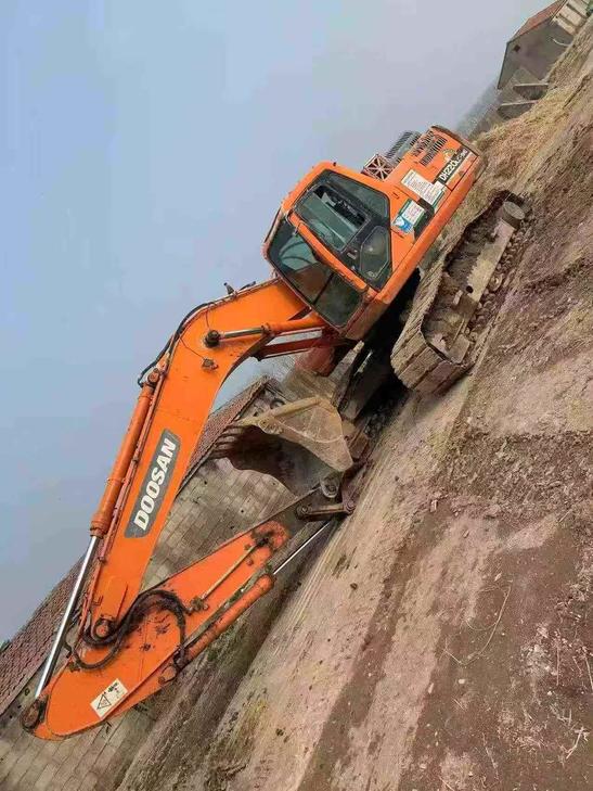 Buy Doosan DH220-3 Used Excavator / 1