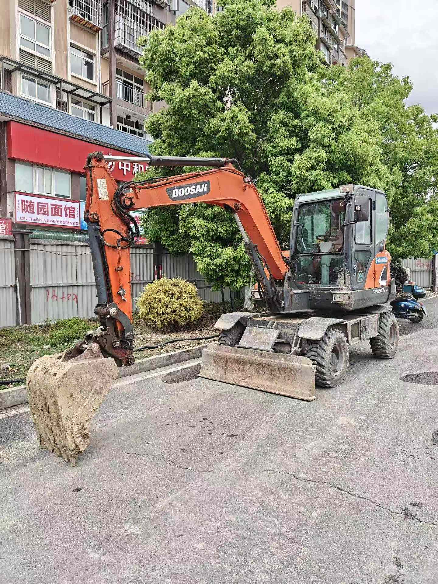 Buy Doosan DH60 Used Excavator / 3