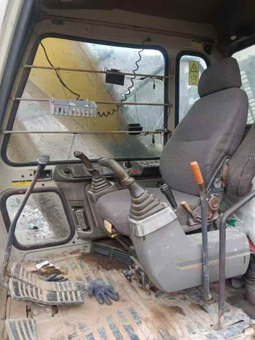 Buy Kato 820-3SP Used Excavator / 4