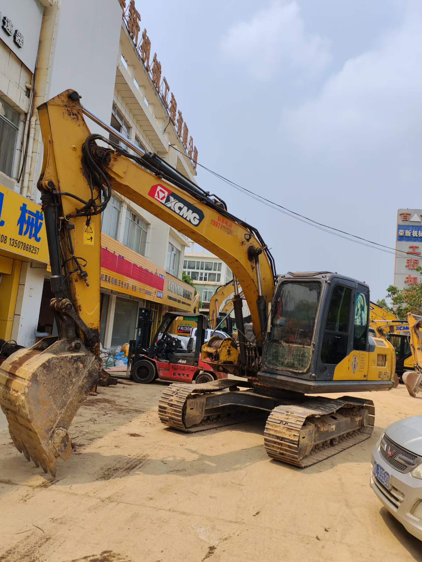 Buy XCMG XE135B Used Excavator / 2