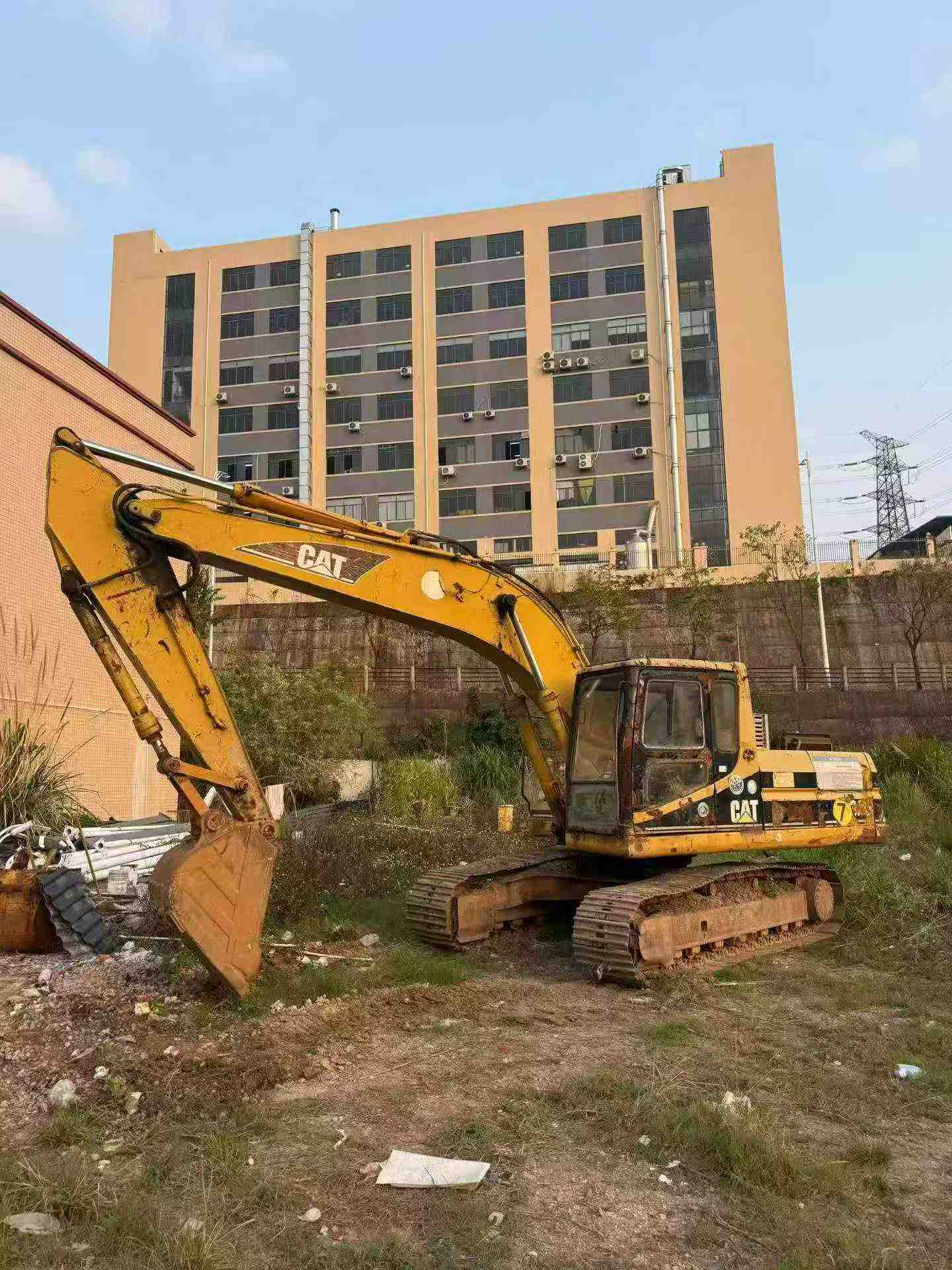 Buy Caterpillar 320V2 Used Excavator / 2