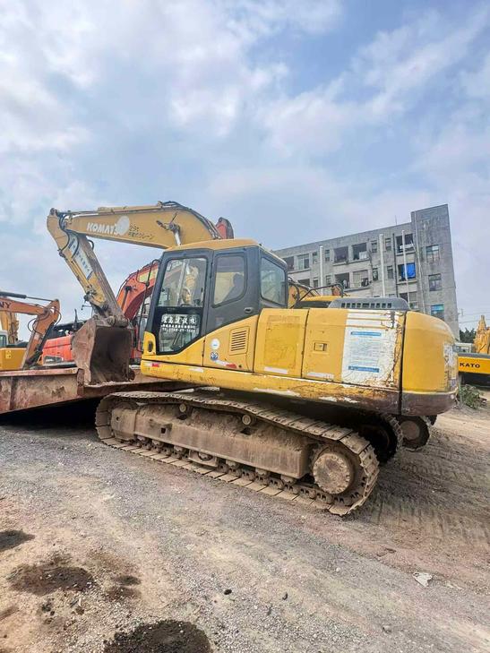 Buy Komatsu PC200-7 Used Excavator / 1
