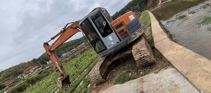 Buy Hitachi EX135UR-5 Used Excavator / 1