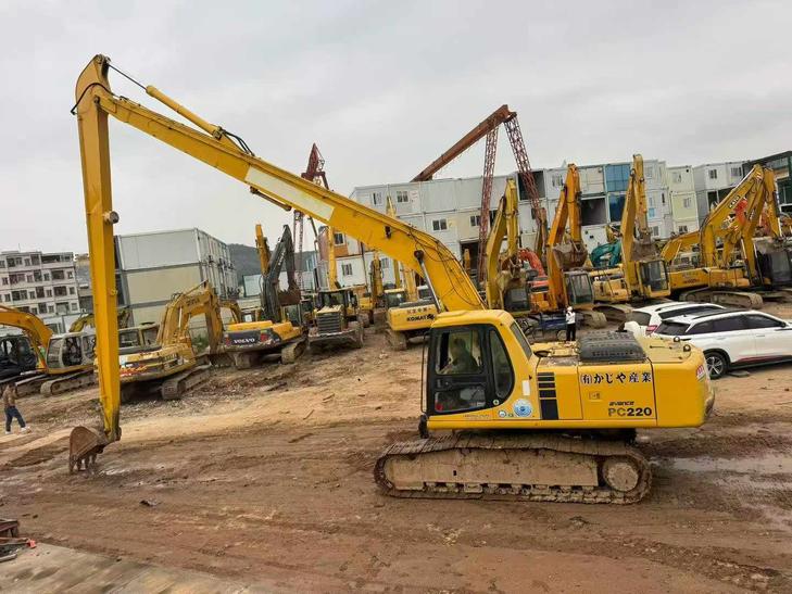 Buy Komatsu PC220-6E Used Excavator / 1