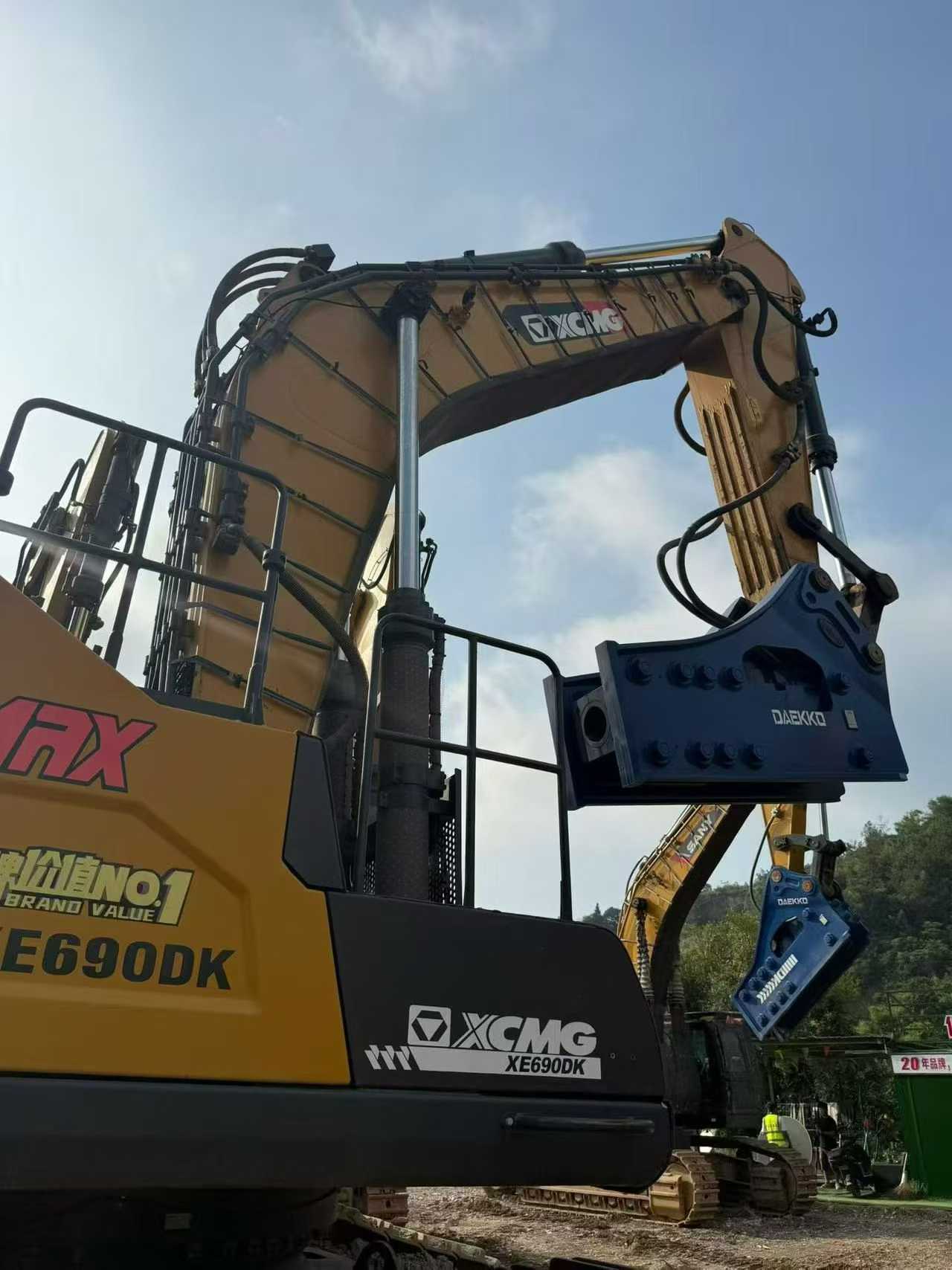 Buy XCMG XE690DK Used Excavator / 7