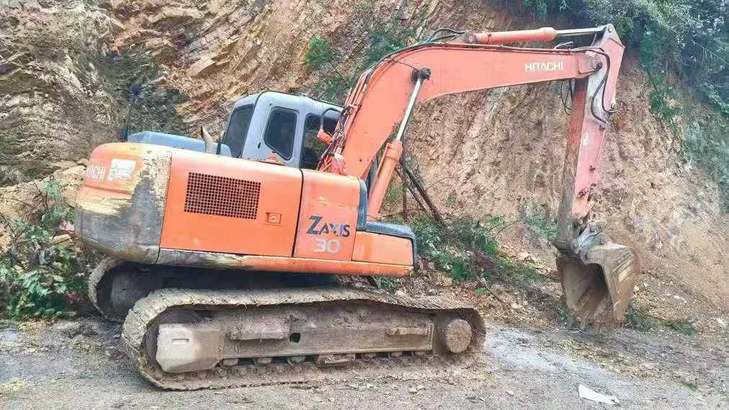Buy Hitachi EX130H-5 Used Excavator / 1