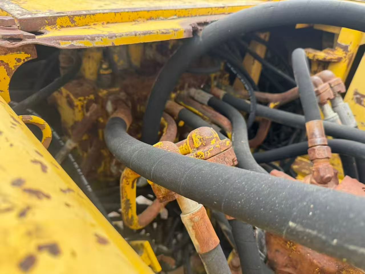 Buy Komatsu PC220-6E Used Excavator / 6