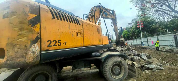 Buy Hyundai R210-7 Used Excavator / 1