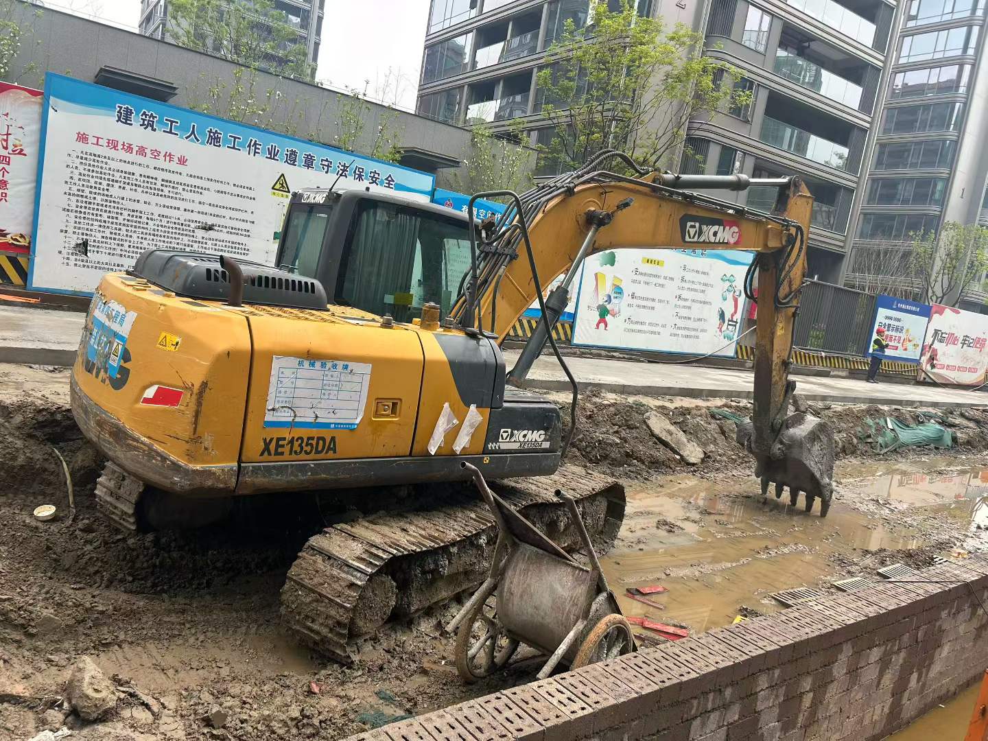 Buy XCMG XE135B Used Excavator / 2