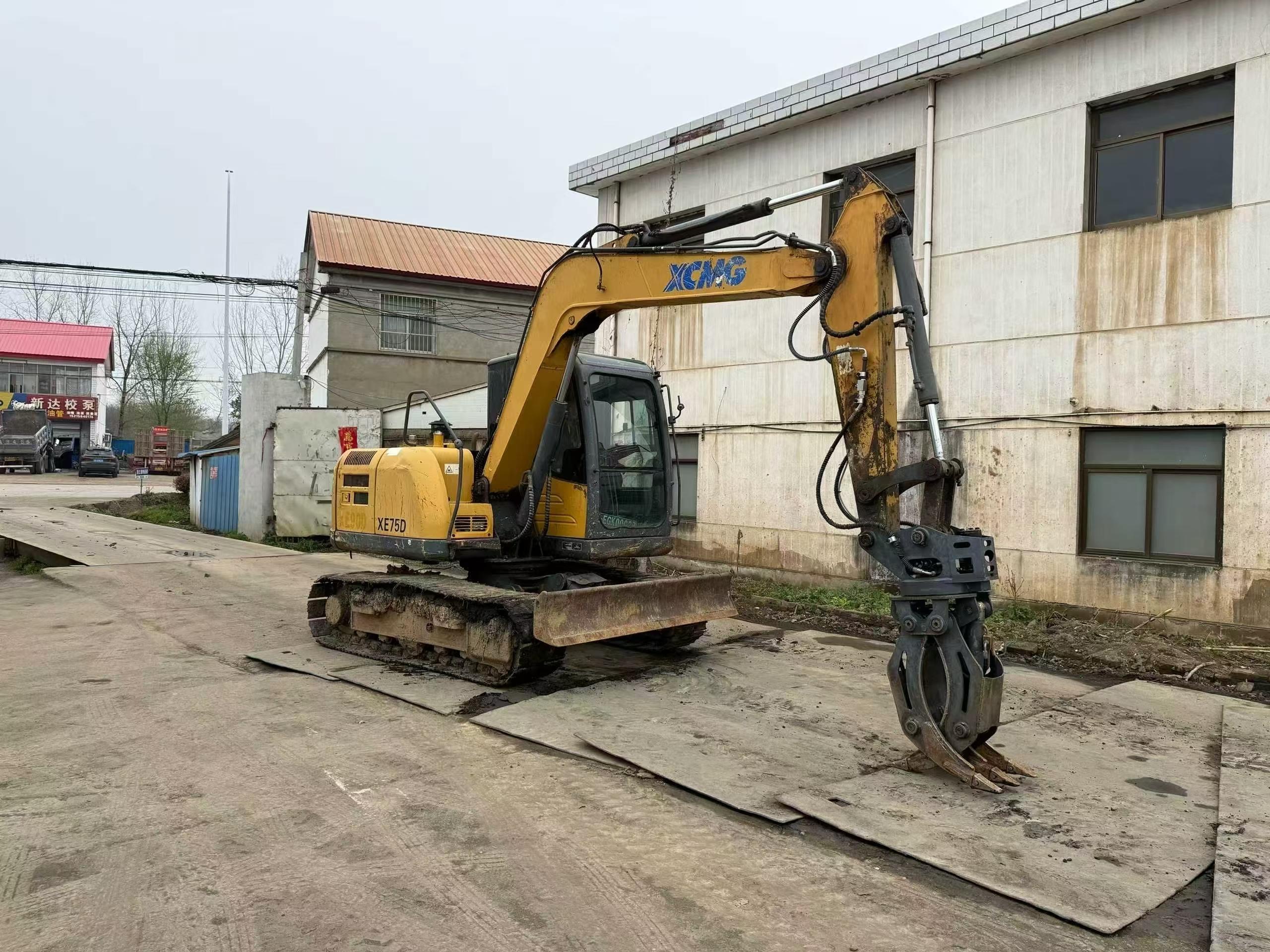 Buy XCMG XE75C Used Excavator / 2