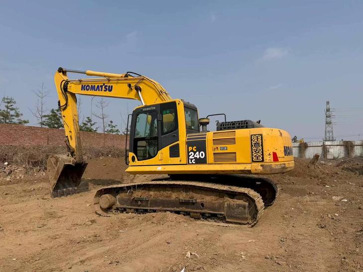 Buy Komatsu PC240-6 Used Excavator / 1