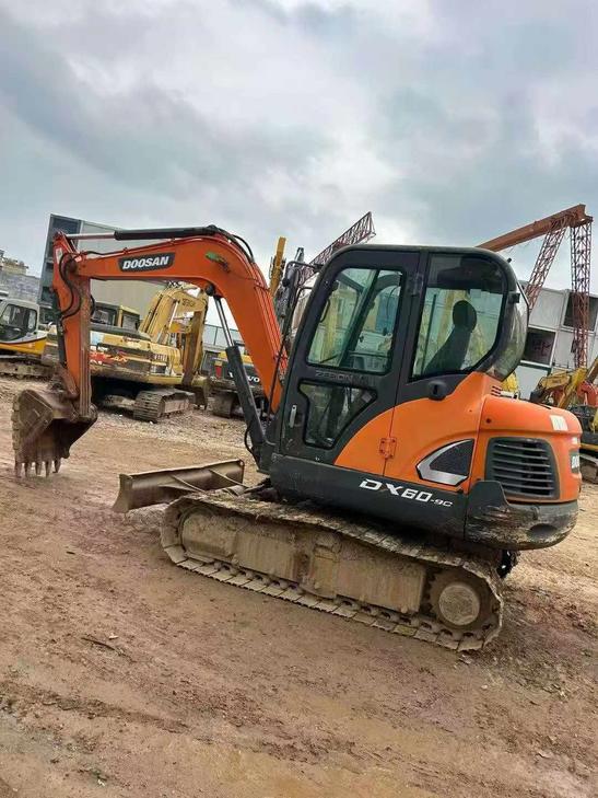 Buy Doosan DH60 Used Excavator / 1