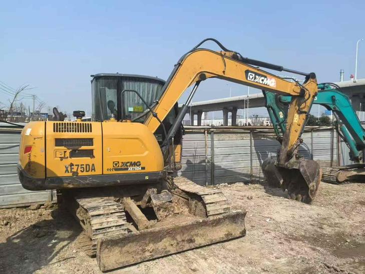 Buy XCMG XE75C Used Excavator / 1