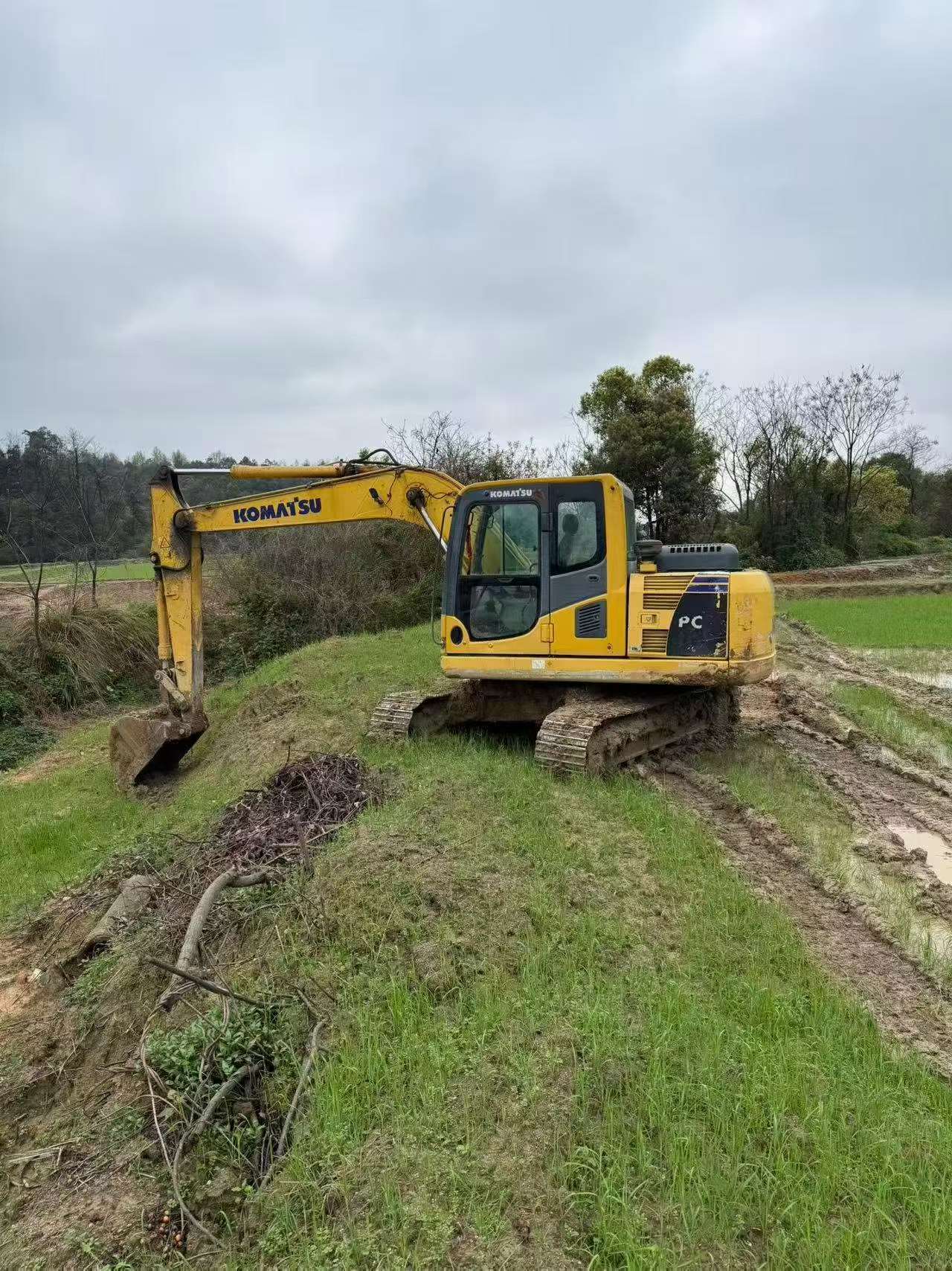 Buy Komatsu PC130-8 Used Excavator / 2