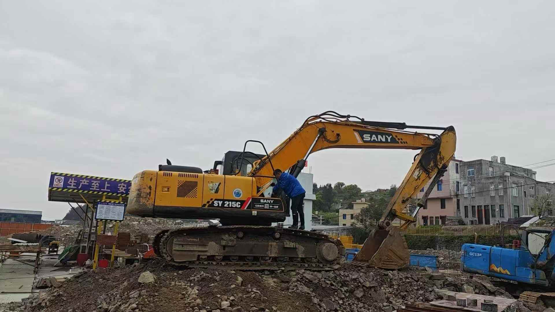 Buy Sany SY215C Used Excavator / 2