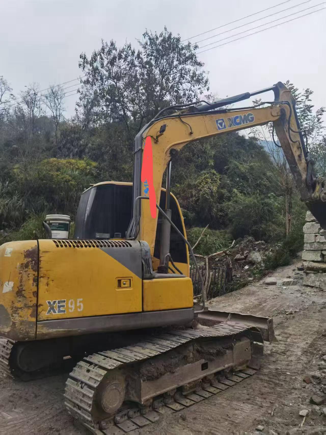 Buy XCMG XE85C Used Excavator / 2