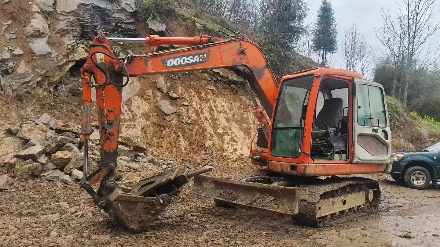 Buy Doosan DH80 Used Excavator / 6