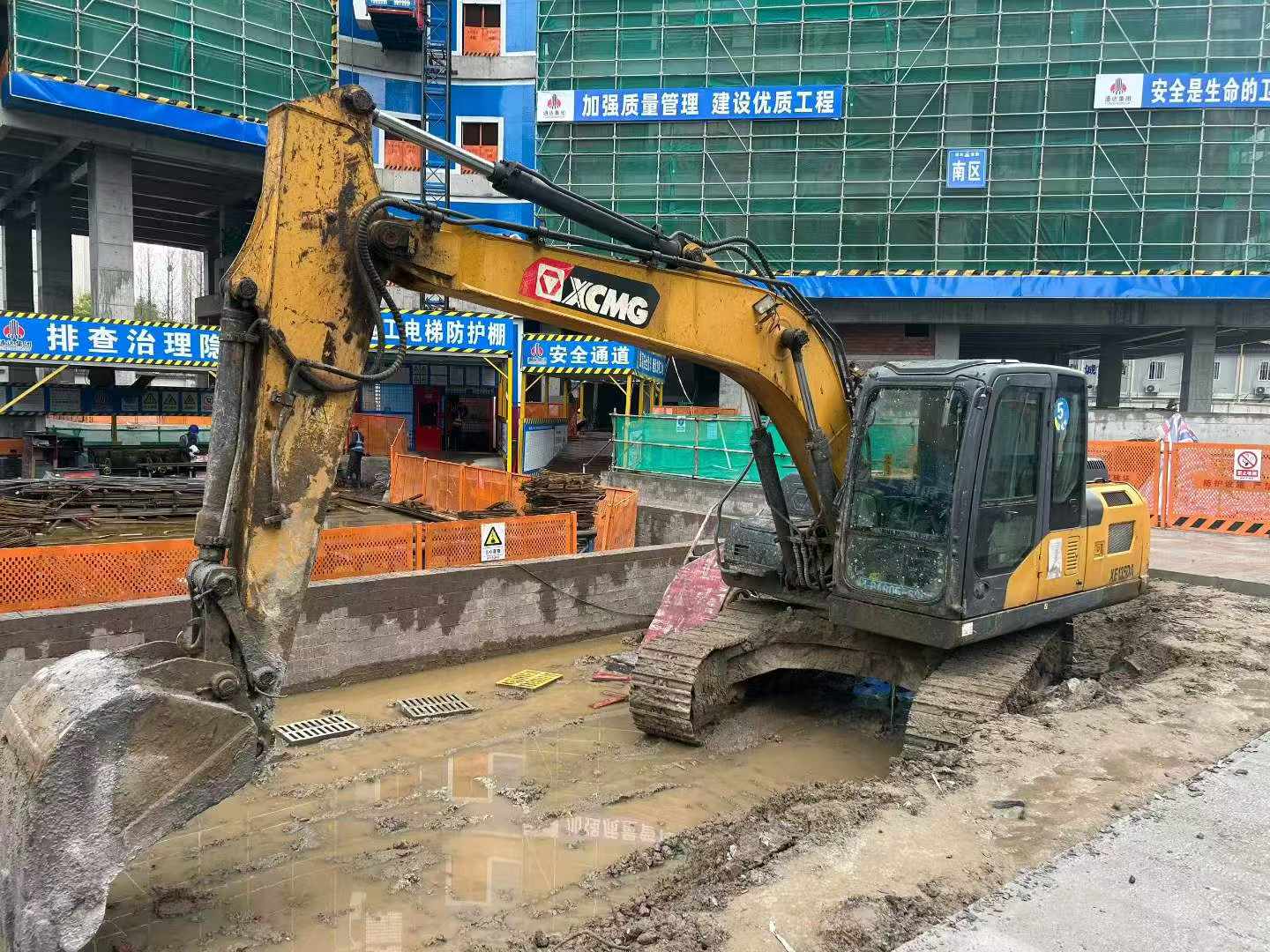 Buy XCMG XE135B Used Excavator / 4