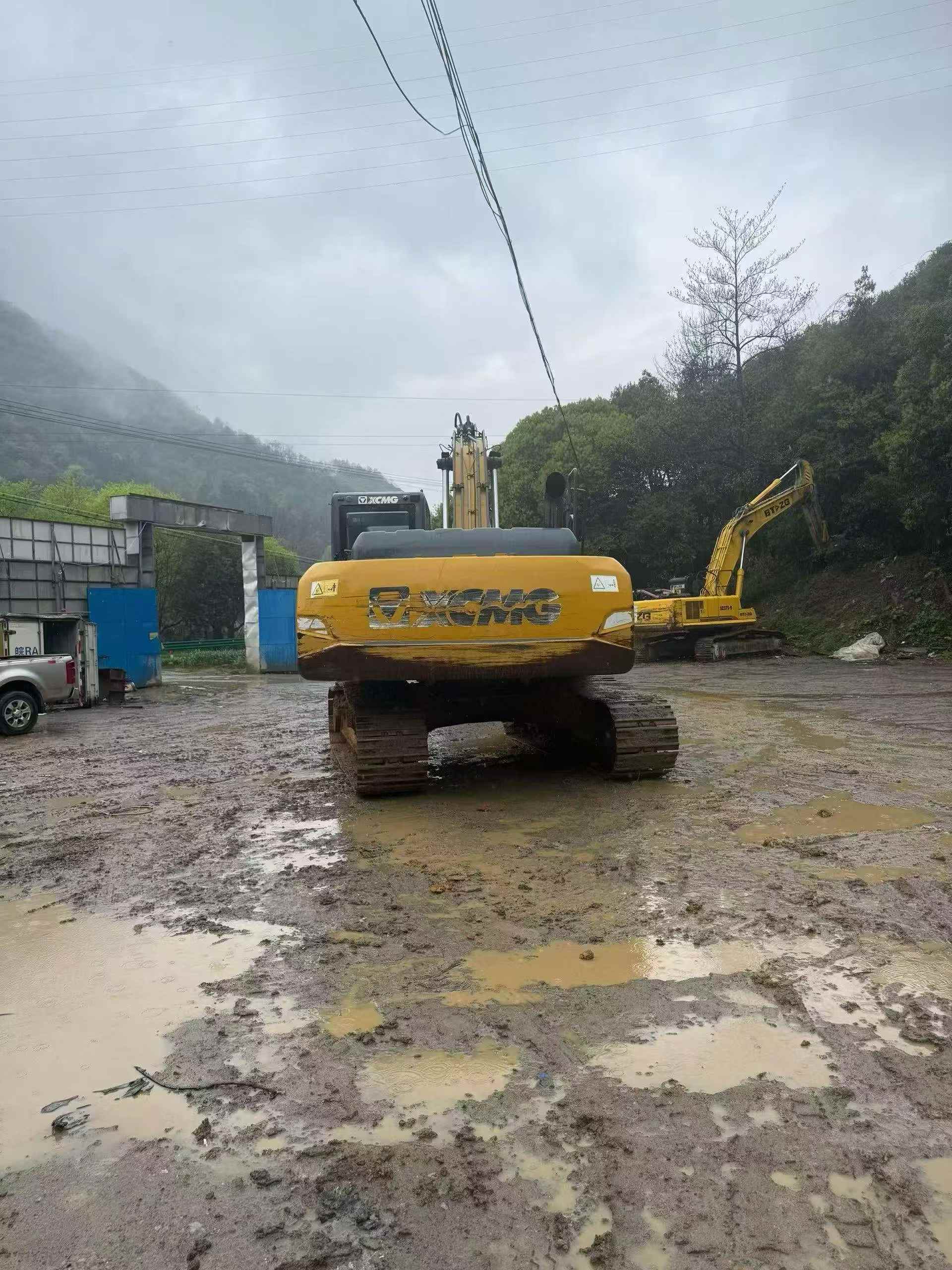 Buy XCMG XE205DA Used Excavator / 4