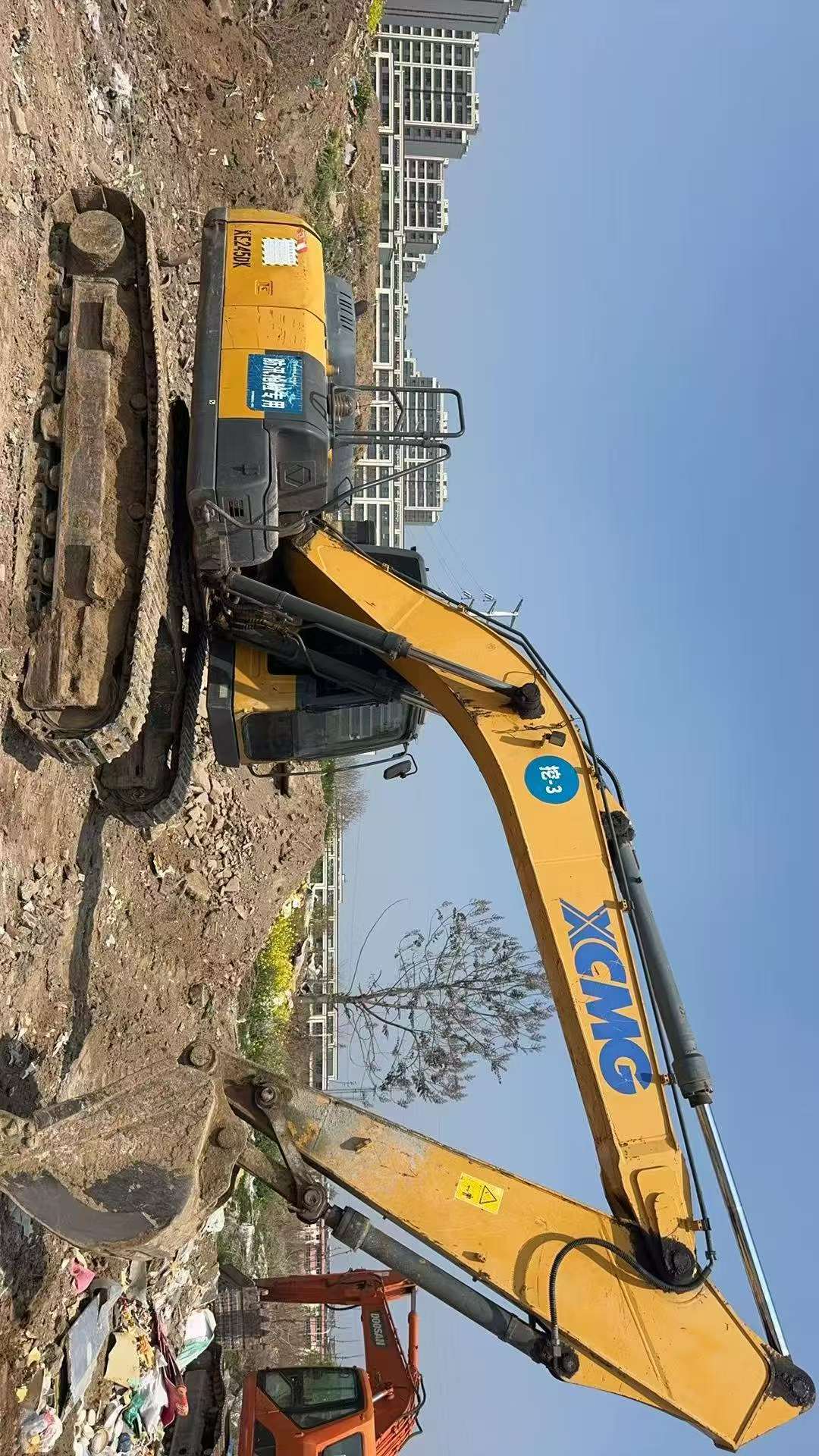 Compre Escavadeira XCMG XE215D Usada / 7