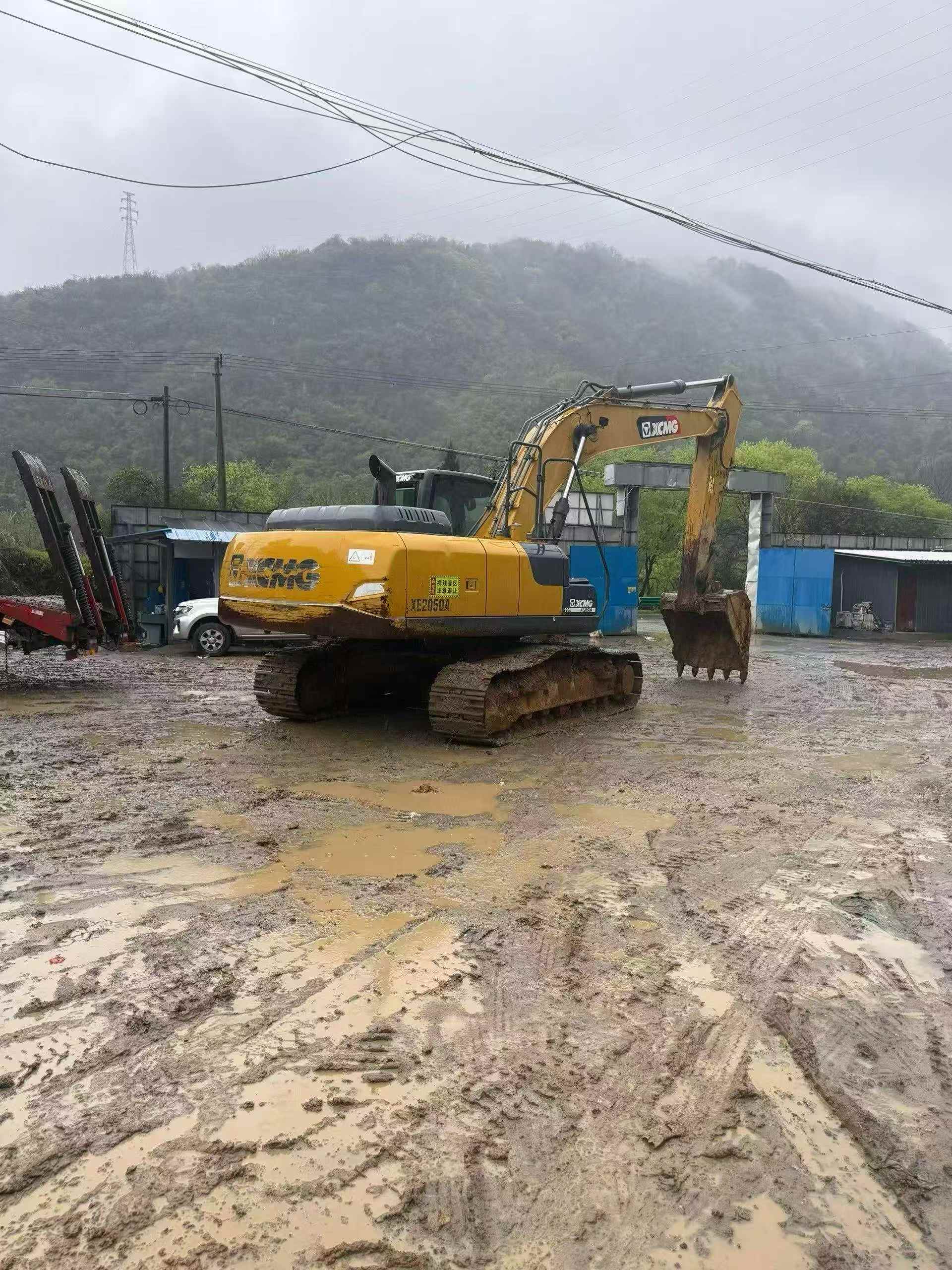 Buy XCMG XE205DA Used Excavator / 3