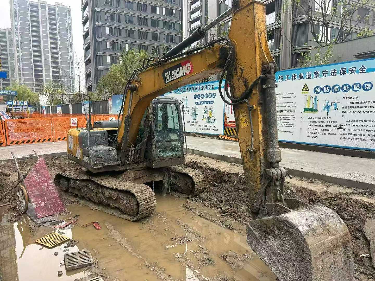 Buy XCMG XE135B Used Excavator / 3