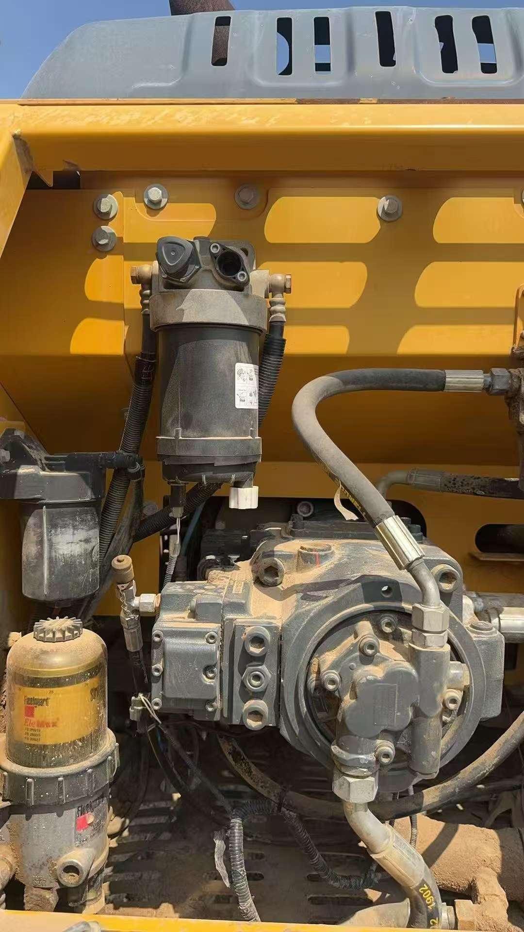 Compre Escavadeira XCMG XE215D Usada / 3