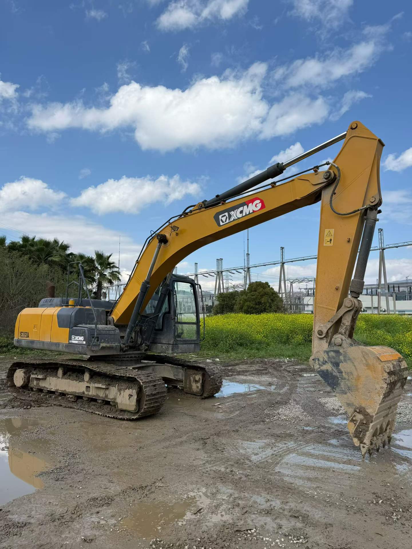 Buy XCMG XE205DA Used Excavator / 2