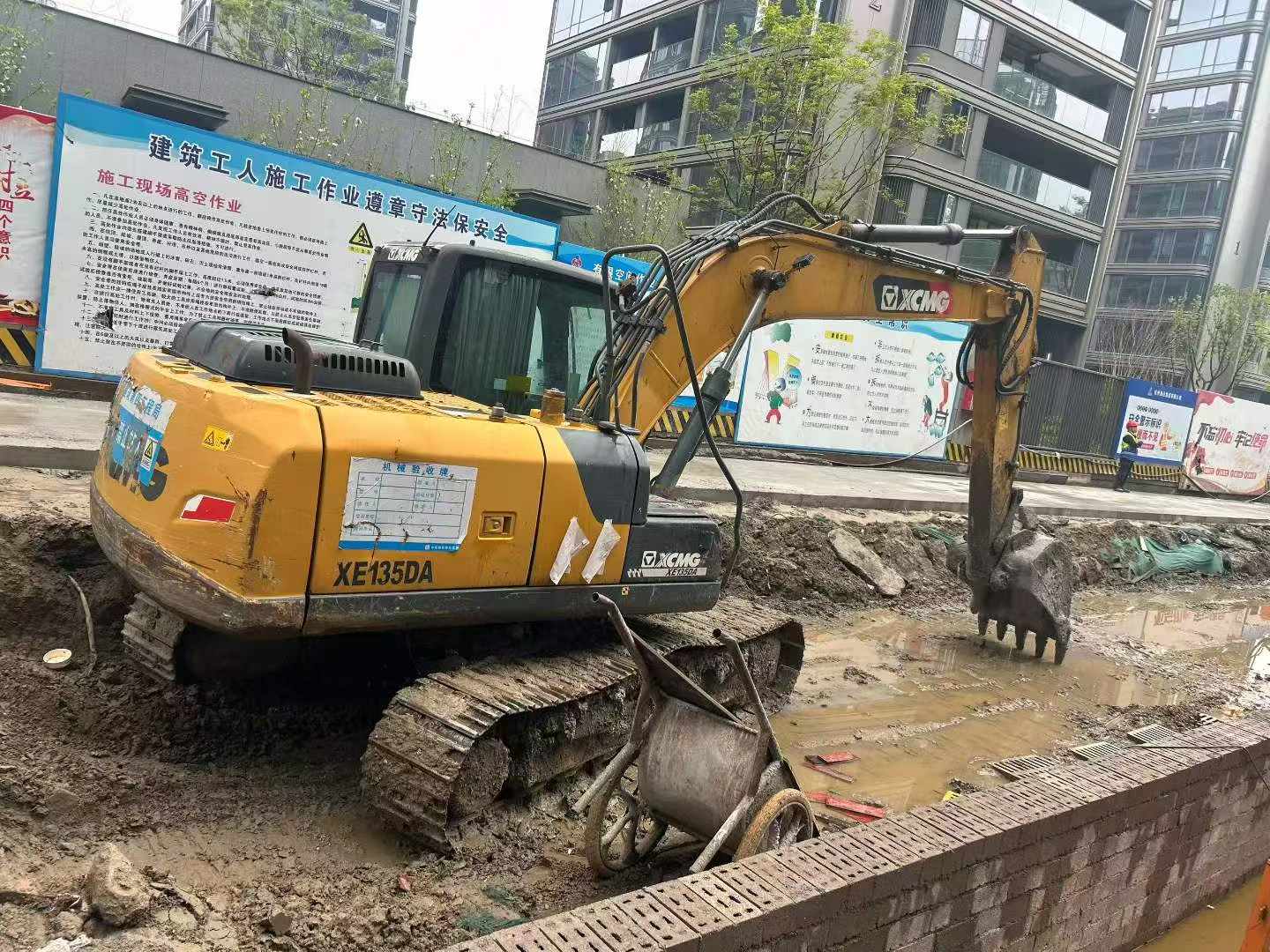 Buy XCMG XE135B Used Excavator / 2