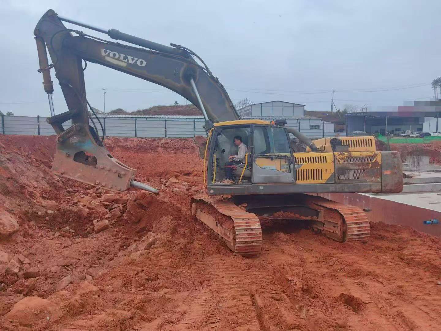 Compre Escavadeira Volvo EC480D Usada / 3