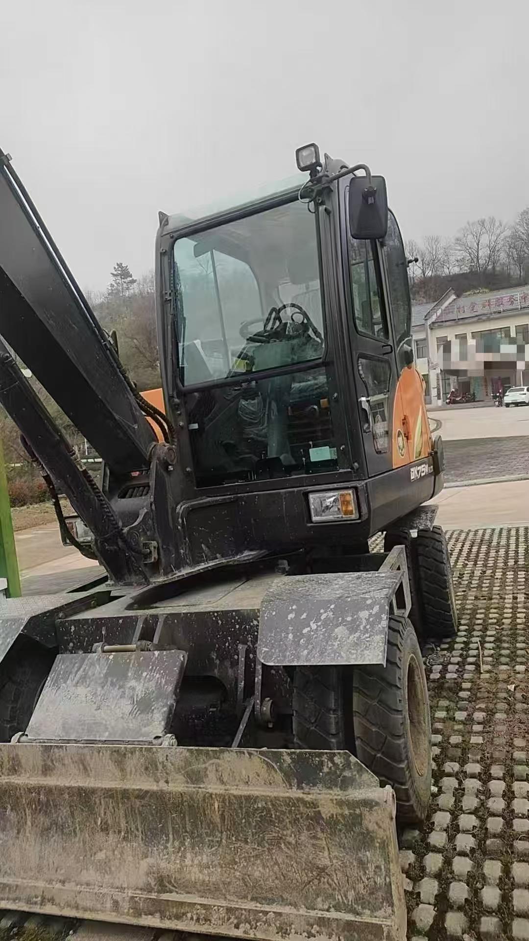 Buy Doosan DH60 Used Excavator / 9