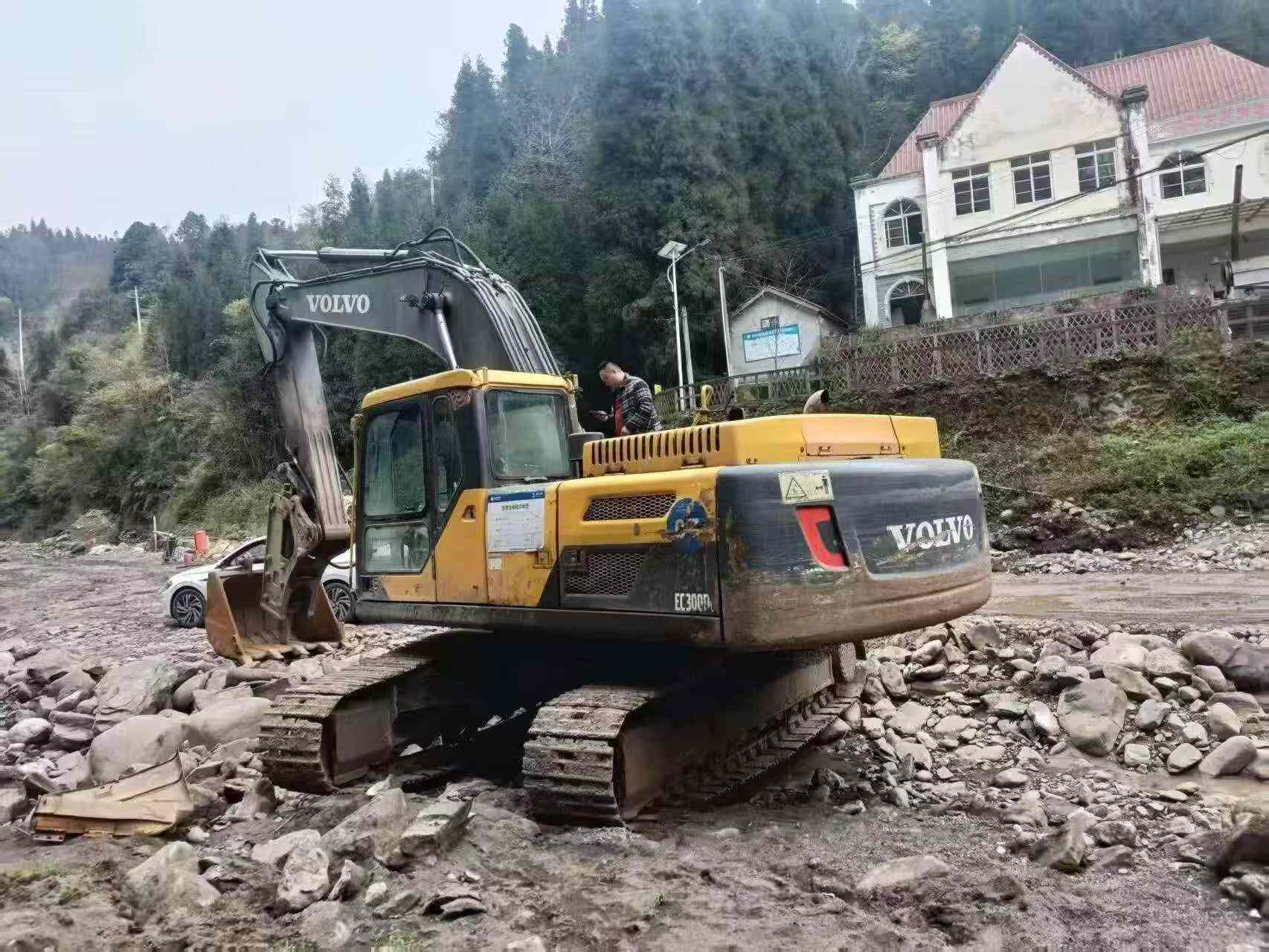 Buy Volvo L250G Used Excavator / 3