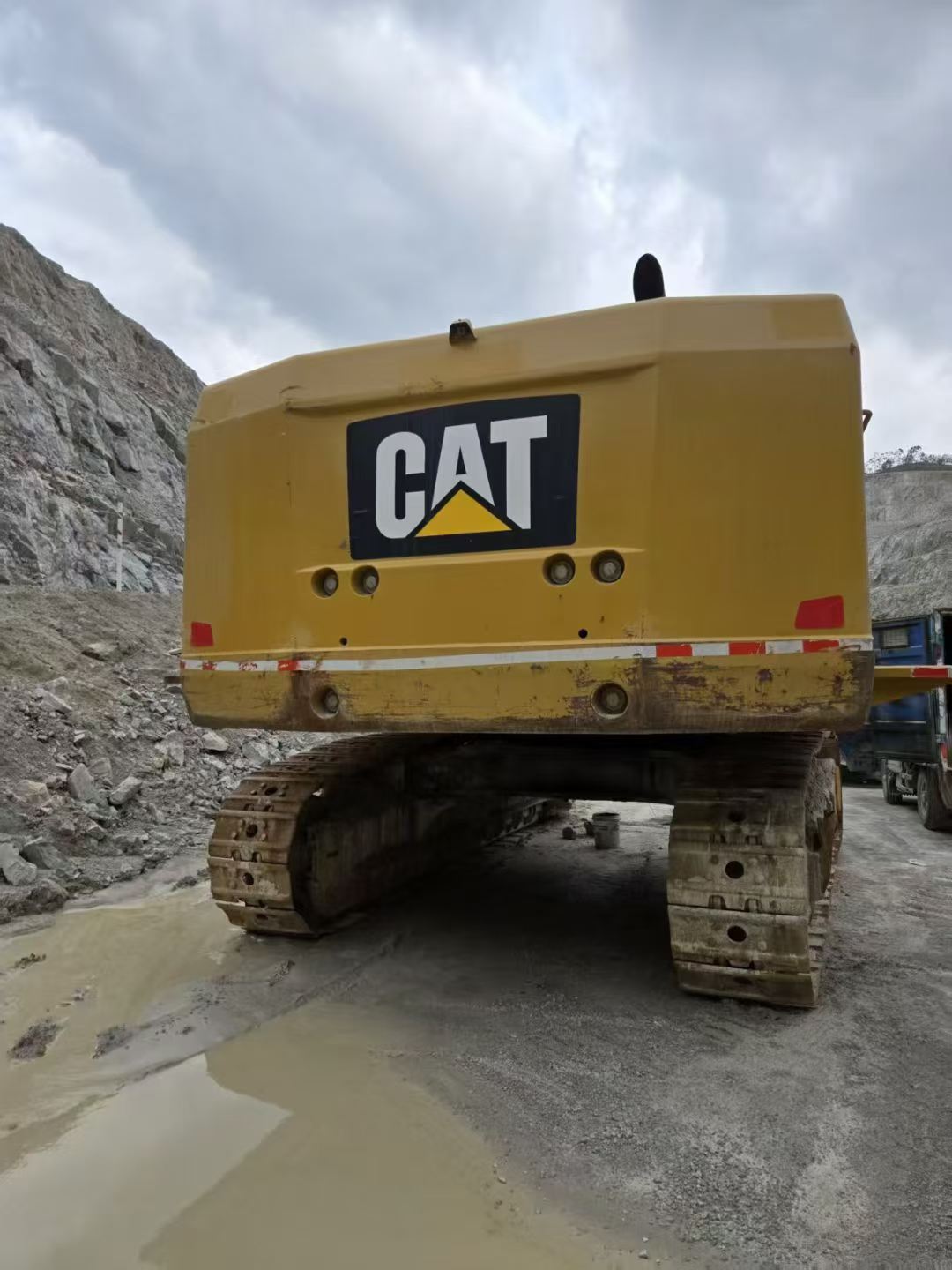 Buy Caterpillar 374D Used Excavator / 3