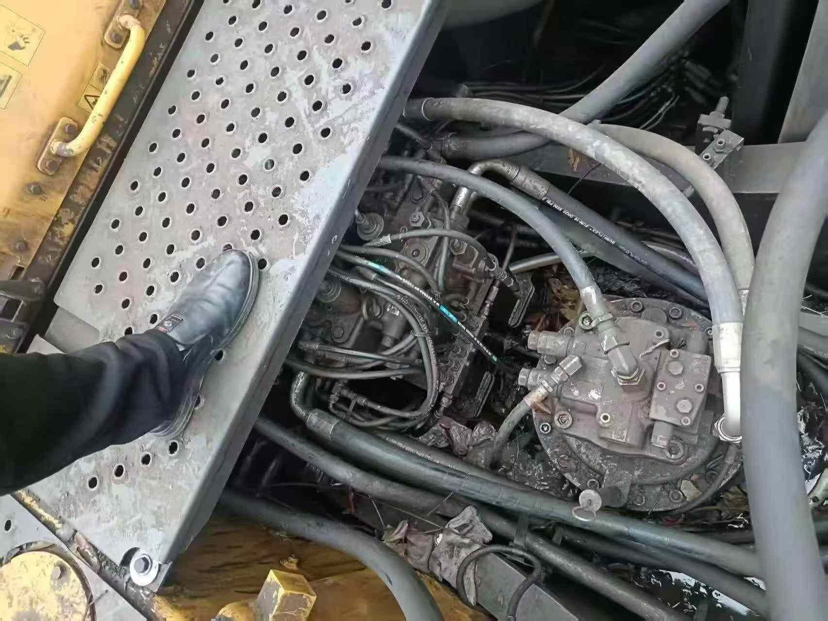 Buy Volvo L250G Used Excavator / 2