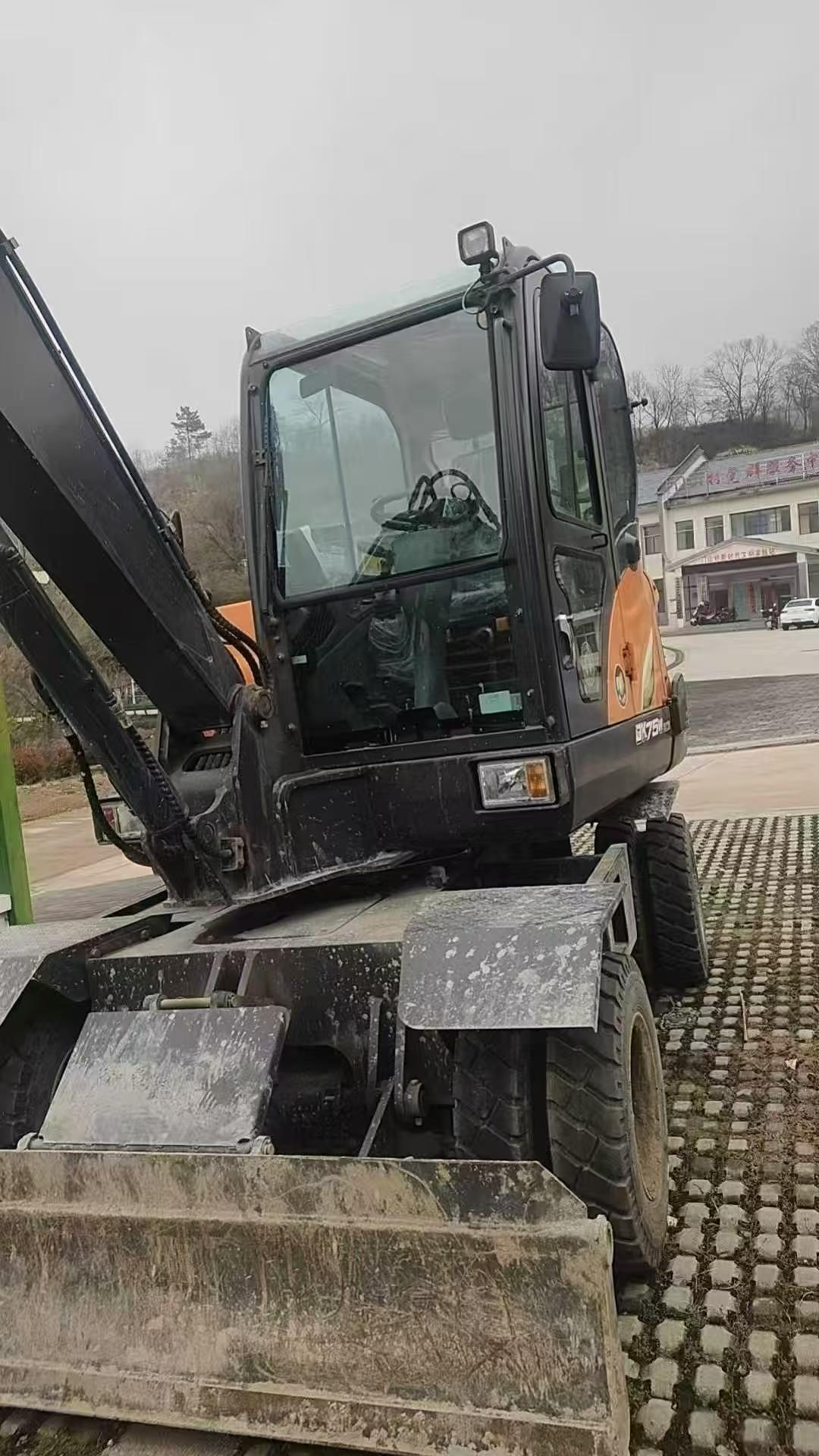 Buy Doosan DH60 Used Excavator / 5