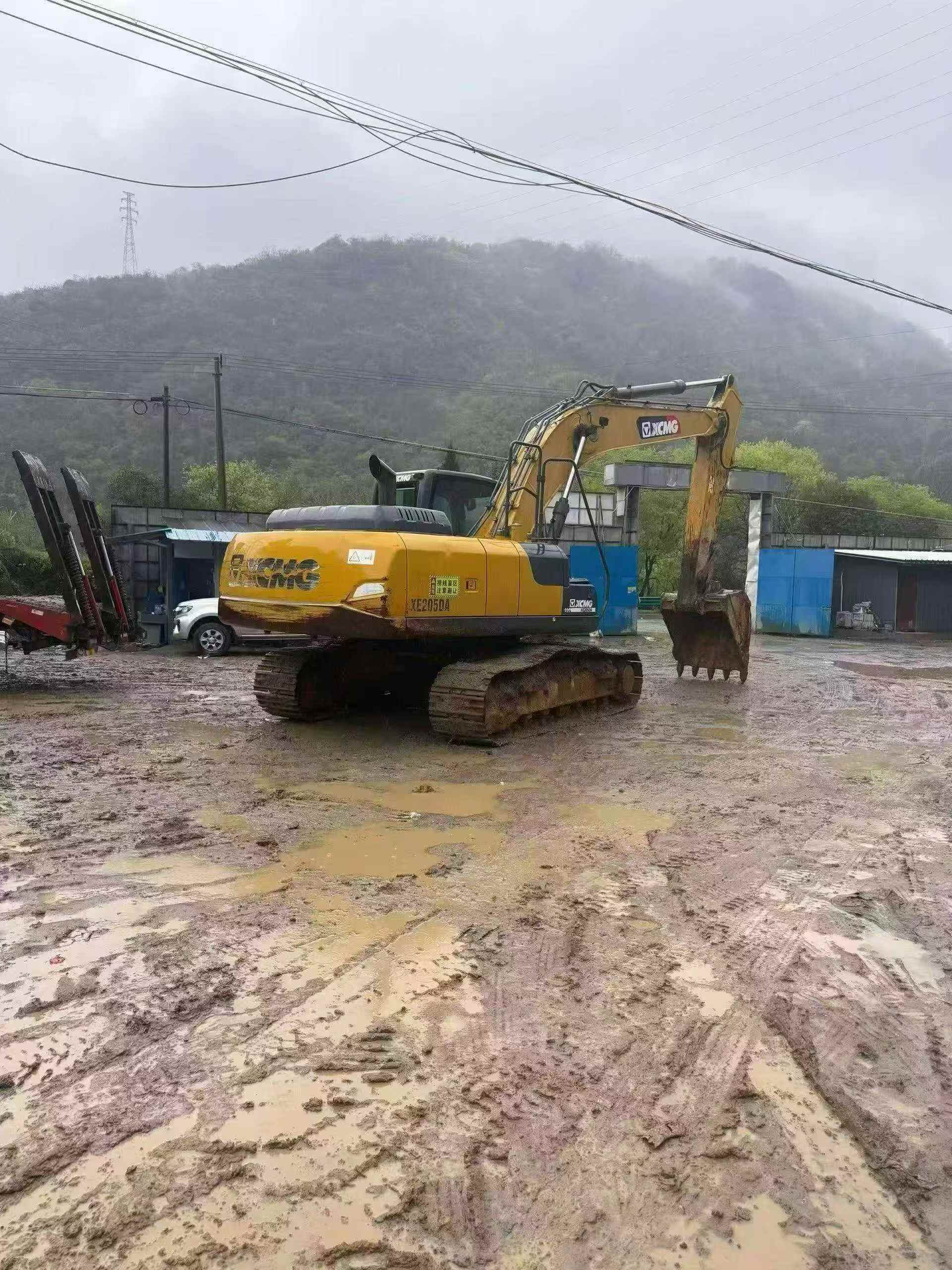 Buy XCMG XE205DA Used Excavator / 2